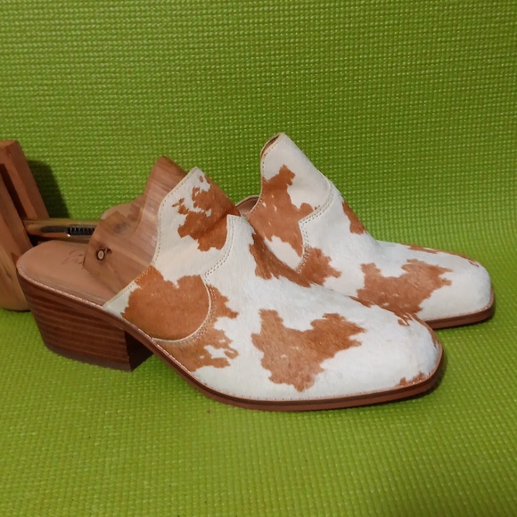 Crown Vintage Shoes - Crown Vintage White and Tan Cowhide Leather Mules